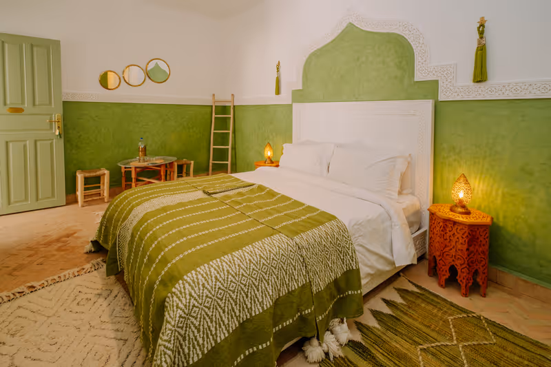 Aperçu de la ourika suite - Intérieur luxueux de la Suite Ourika au Riad Zeitoun Palace, avec déco...